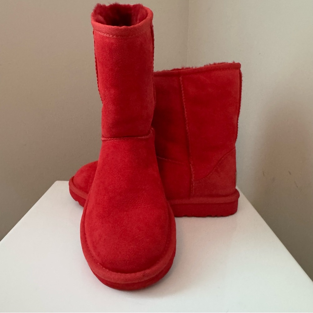 UGG WOMEN'S CLASSIC SHORT II BOOTS RED SIZE 6